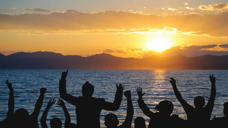 11 Lagu yang Cocok untuk Menikmati Sunset, Momen Senja Jadi lebih Syahdu & Romantis!