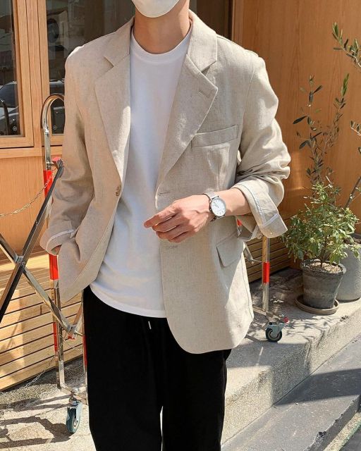 7 Inspirasi Outfit Bukber Pria yang Stylish & Nyaman 11 light blazer pria