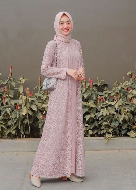 8 Gaya Baju yang Cocok untuk Ibu yang Menghadiri Wisuda Anaknya​, Cantik Banget!