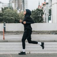 9 Inspirasi Outfit Jogging untuk Wanita Berhijab yang Nyaman dan Menyamarkan Lekukan Tubuh