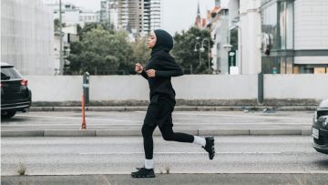 9 Inspirasi Outfit Jogging untuk Wanita Berhijab yang Nyaman dan Menyamarkan Lekukan Tubuh