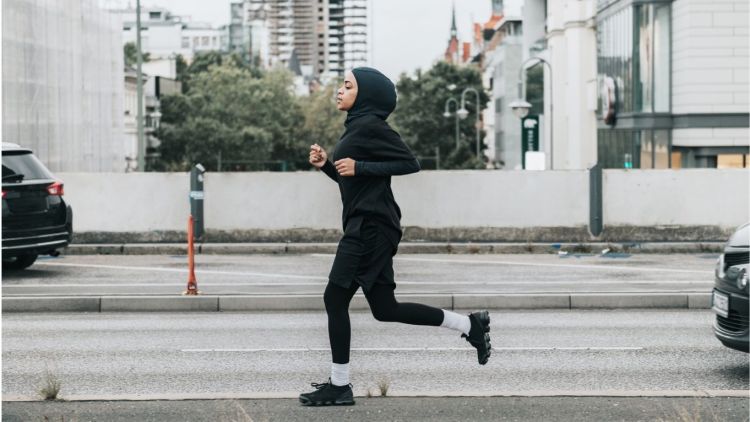 9 Inspirasi Outfit Jogging untuk Wanita Berhijab yang Nyaman dan Menyamarkan Lekukan Tubuh