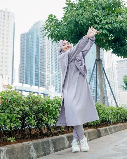 9 Inspirasi Outfit Jogging untuk Wanita Berhijab yang Nyaman dan Menyamarkan Lekukan Tubuh
