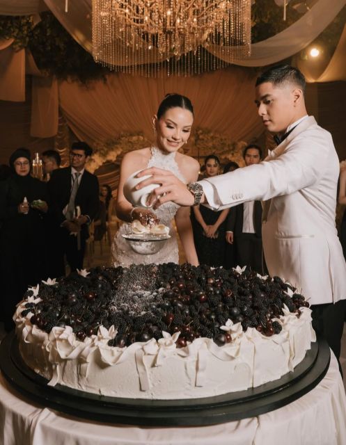 Al dan alyssa menabur gula di kue pernikahan