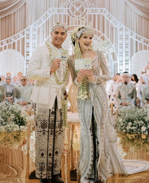 Al dan Alysa menunjukkan surat nikah