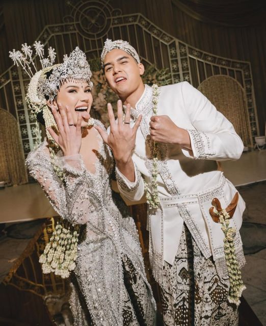 Al dan Allysa menunjukkan kebahagiaan