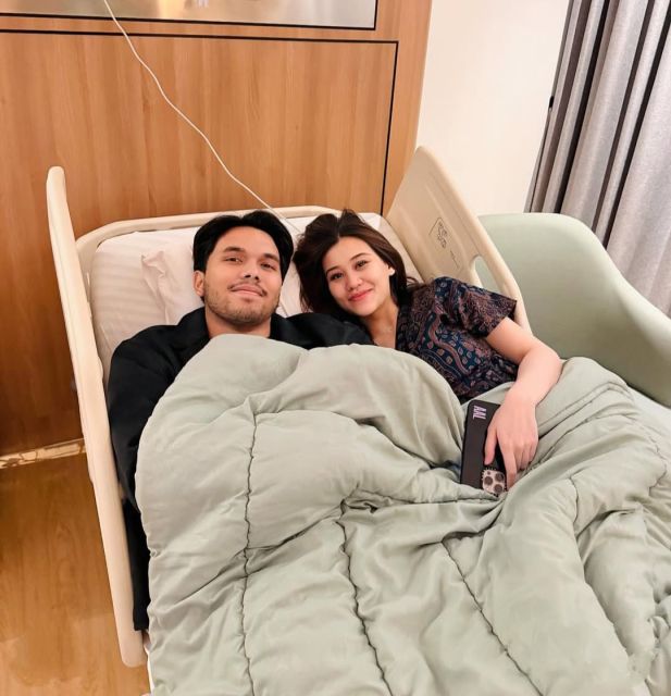 Thariq dan Aaliyah menunggu proses persalinan