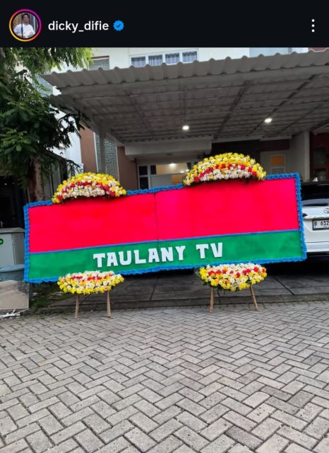 9 Ide Karangan Bunga ala Andre Taulany yang Out of The Box & Selalu Viral