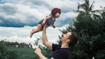 Menurut Studi, Inilah Alasan Kenapa Ayah Lebih Sayang ke Anak Perempuan Ketimbang Laki-Laki!