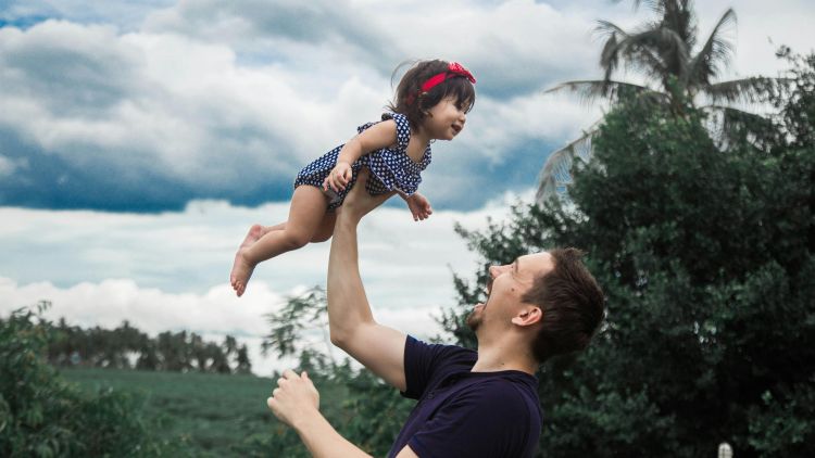 Menurut Studi, Inilah Alasan Kenapa Ayah Lebih Sayang ke Anak Perempuan Ketimbang Laki-Laki!