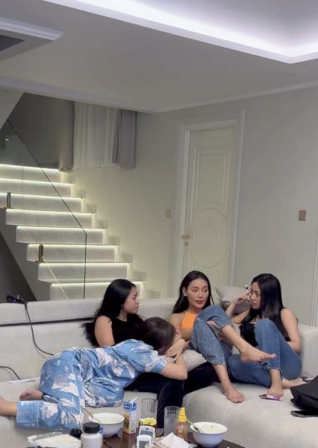 Erika curhat dengan sahabat-sahabat terdekatnya