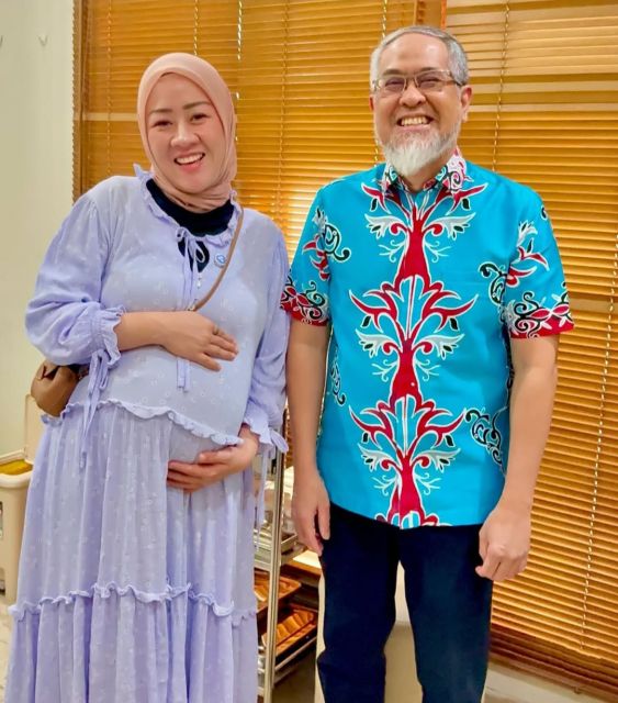 Fanny bersama dokter yang membantunya selama hamil