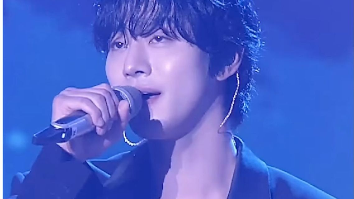 Ahn Hyo-seop saat menyanyikan lagu jumbo