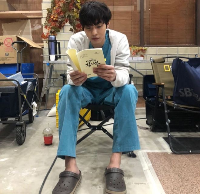 Ahn Hyo-seop sedang membaca