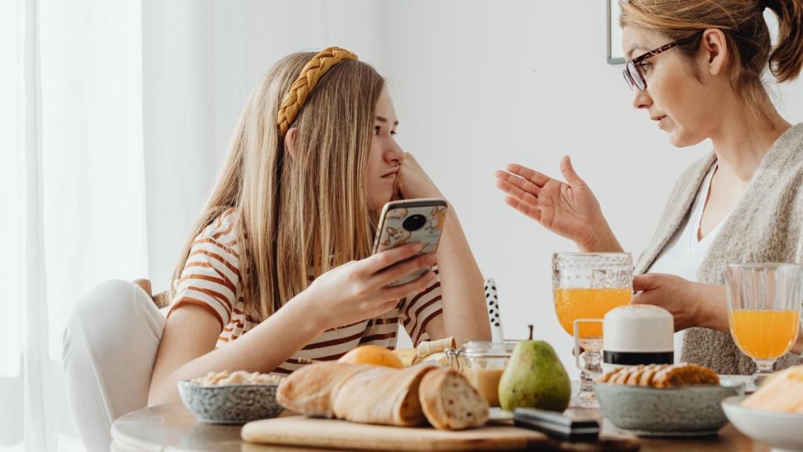 Cara Ibu Menghadapi Pacar Si Anak Remaja- Ibu harus memberi batasan jelas