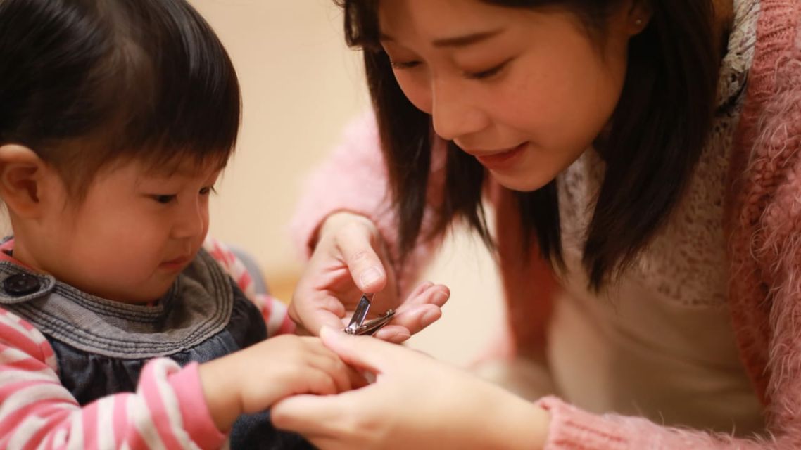 mencegah balita cacingan-rutin memotong kuku