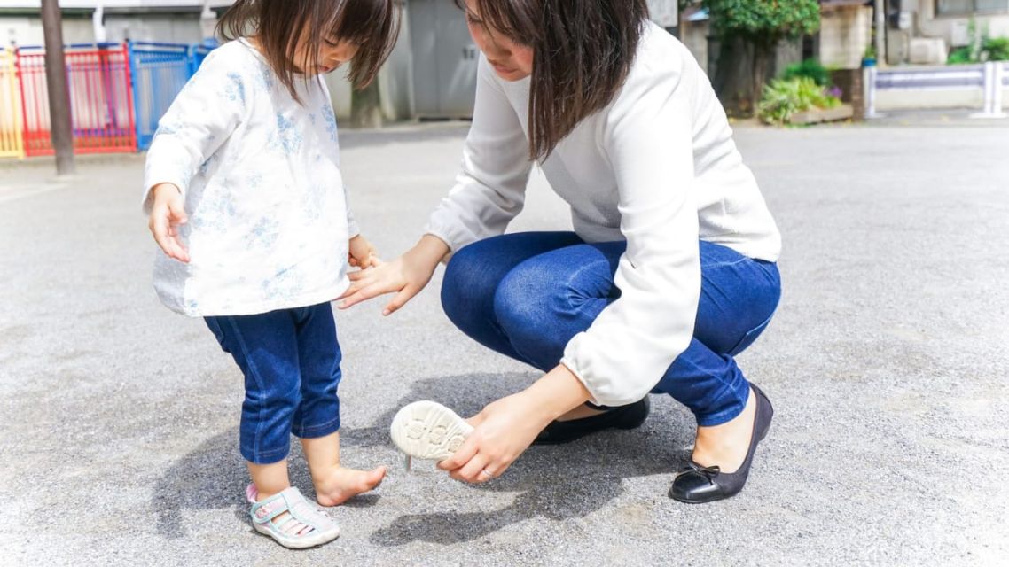 membiasakan anak memakai sandal/sepatu di luar rumah
