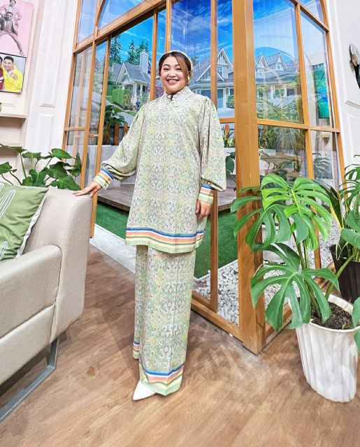 Mpok Alpa Berpulang Menghadap Pencipta-potret mpok alpha mengenakan koleksi ivan gunawan