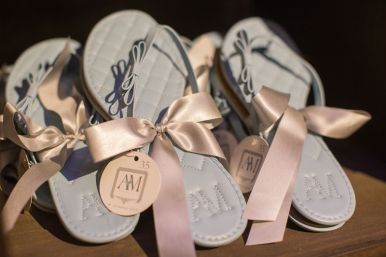 mitos souvenir pernikahan-sandal