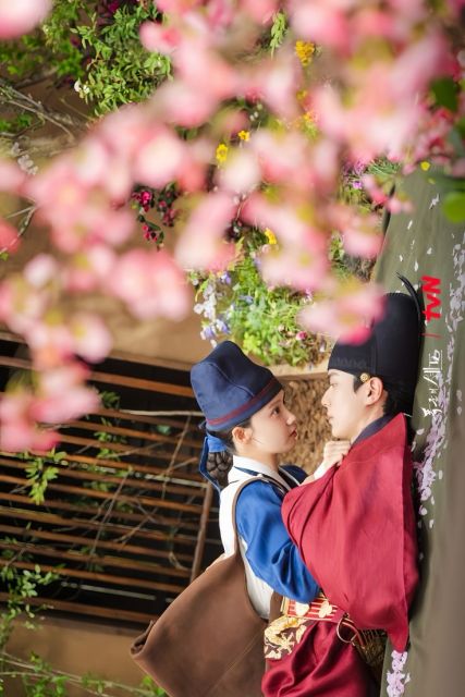 23 Momen Romantis Yoona dan Chaemin di Bon Appetit, Your Majesty Penuh Chemistry 60 jatuh berdua dan tidak sengaja pelukan