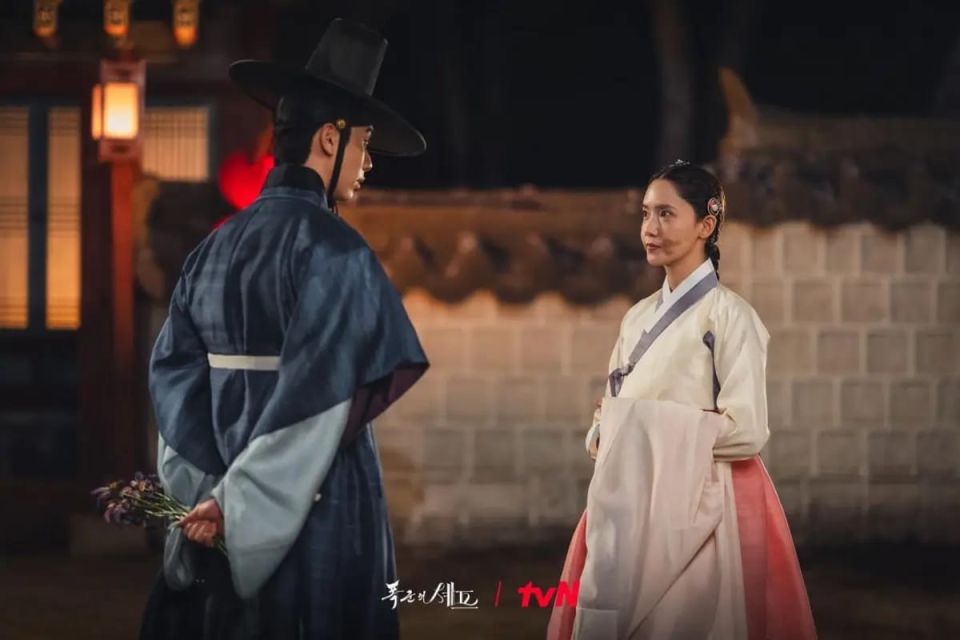 23 Momen Romantis Yoona dan Chaemin di Bon Appetit, Your Majesty Penuh Chemistry 65 raja membelikan banyak barang sepulang dr pasar