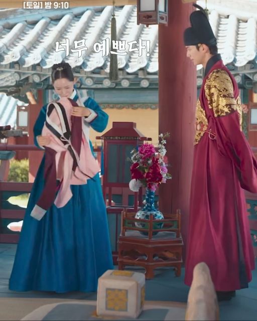 23 Momen Romantis Yoona dan Chaemin di Bon Appetit, Your Majesty Penuh Chemistry 71 Ji yeong bahagia diberi baju koki berwarna pink