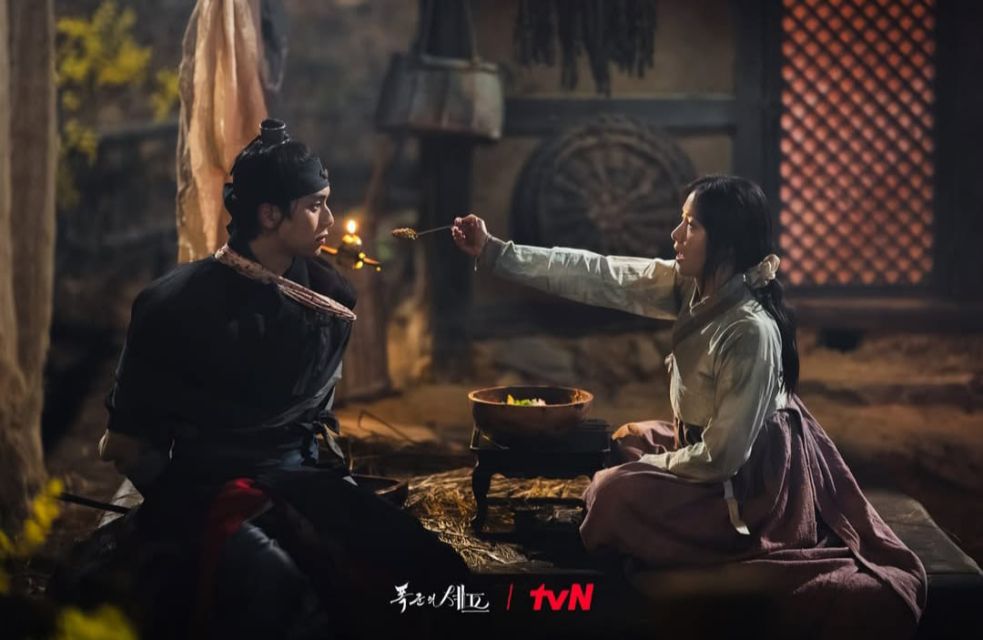 23 Momen Romantis Yoona dan Chaemin di Bon Appetit, Your Majesty Penuh Chemistry 53 Momen Romantis Yoona dan Chaemin di Drakor Bon Appetit, Your Majesty -raja pertama kali merasakan bibimbab