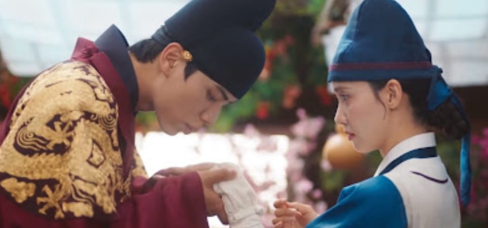 23 Momen Romantis Yoona dan Chaemin di Bon Appetit, Your Majesty Penuh Chemistry 61 raja memperhatikan luka Ji yeong