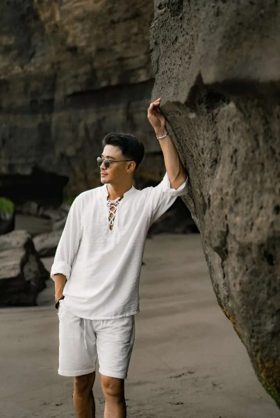 kemeja lengan panjang linen dan celana pendek