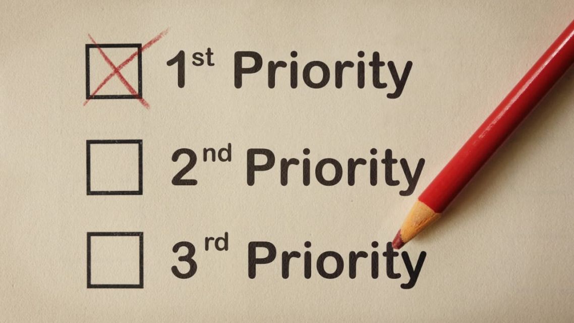 bahas prioritas saat mengeluarkan uang