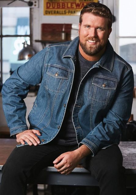 kombinasi jaket denim dan kaos