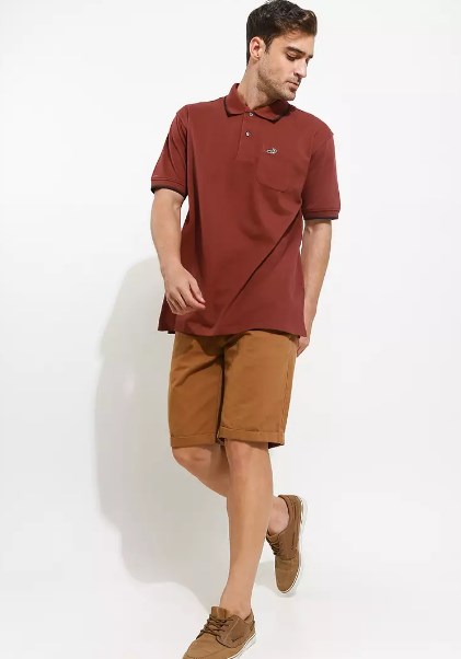 kombinasi kaos berkerah dan celana pendek