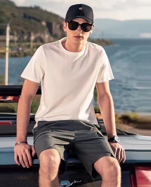 kombinasi kaos polos, topi dan celana pendek