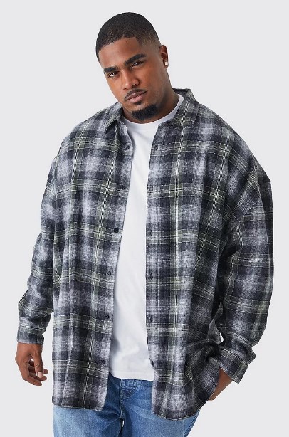 kombinasi kemeja flannel dan kaos