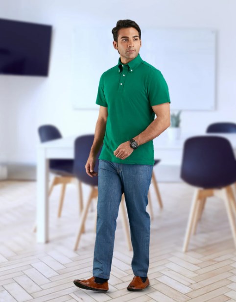 kombinasi polo shirt dan jeans