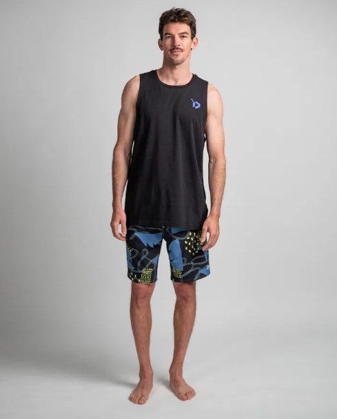 kombinasi tank top dan boardshorts