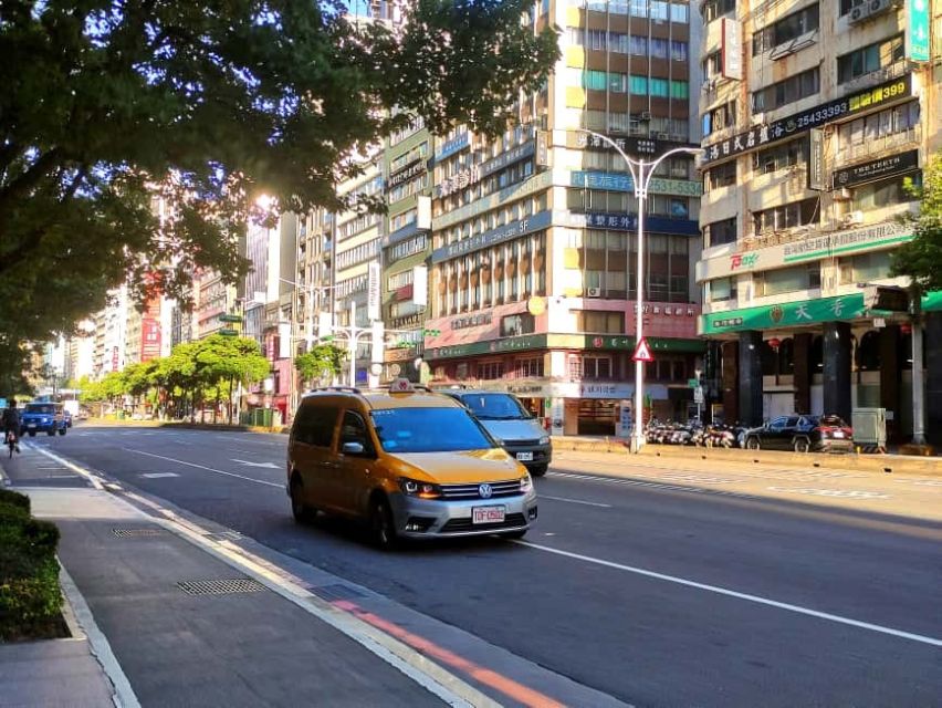 taksi sebagai salah satu transportasi pilihan turis di taipei taiwan 
