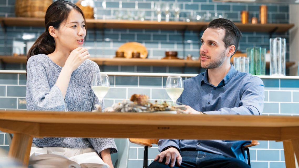 wanita penasaran ke pria yang disuka