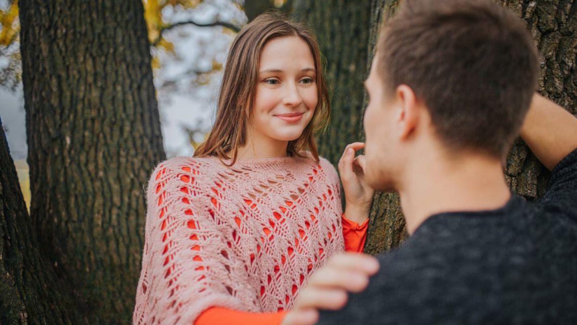 menyentuh lembut tubuh pria