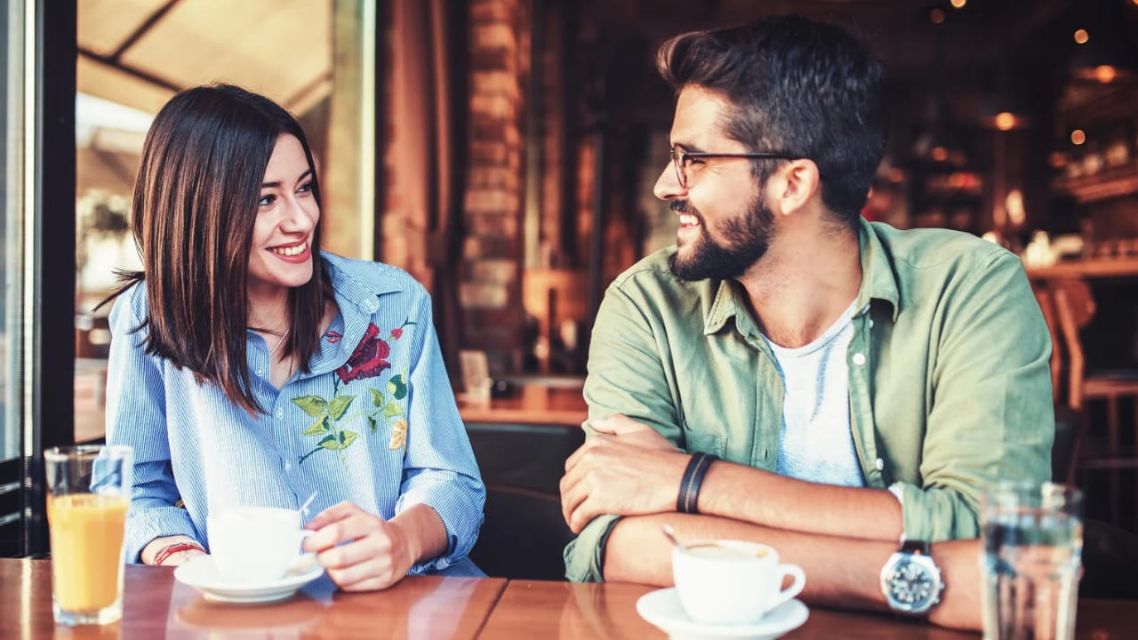 arah dan postur tubuh condong ke pria