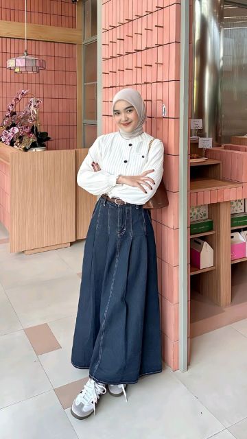 kemaja putih dan denim long skirt