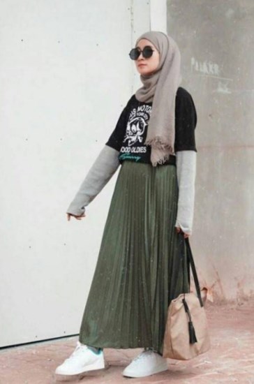 ootd hijab kaos grafis dan rok plisket