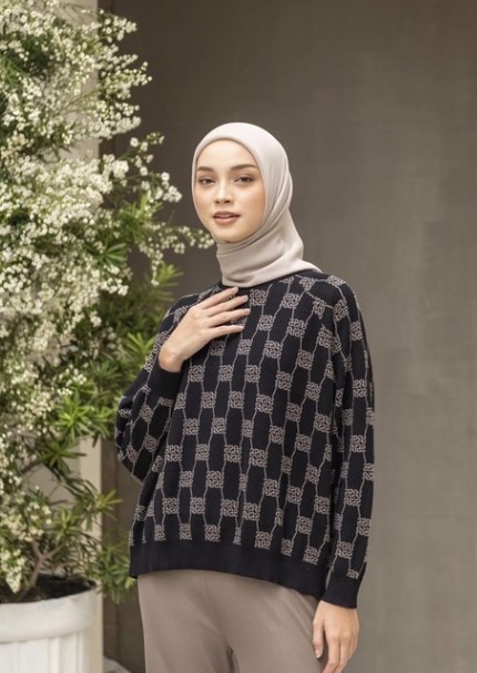 sweater monokrom dan straight pants hijab