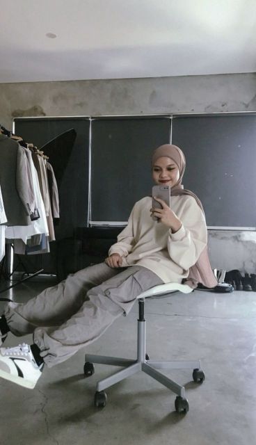 sweater oversize dan celana cargo