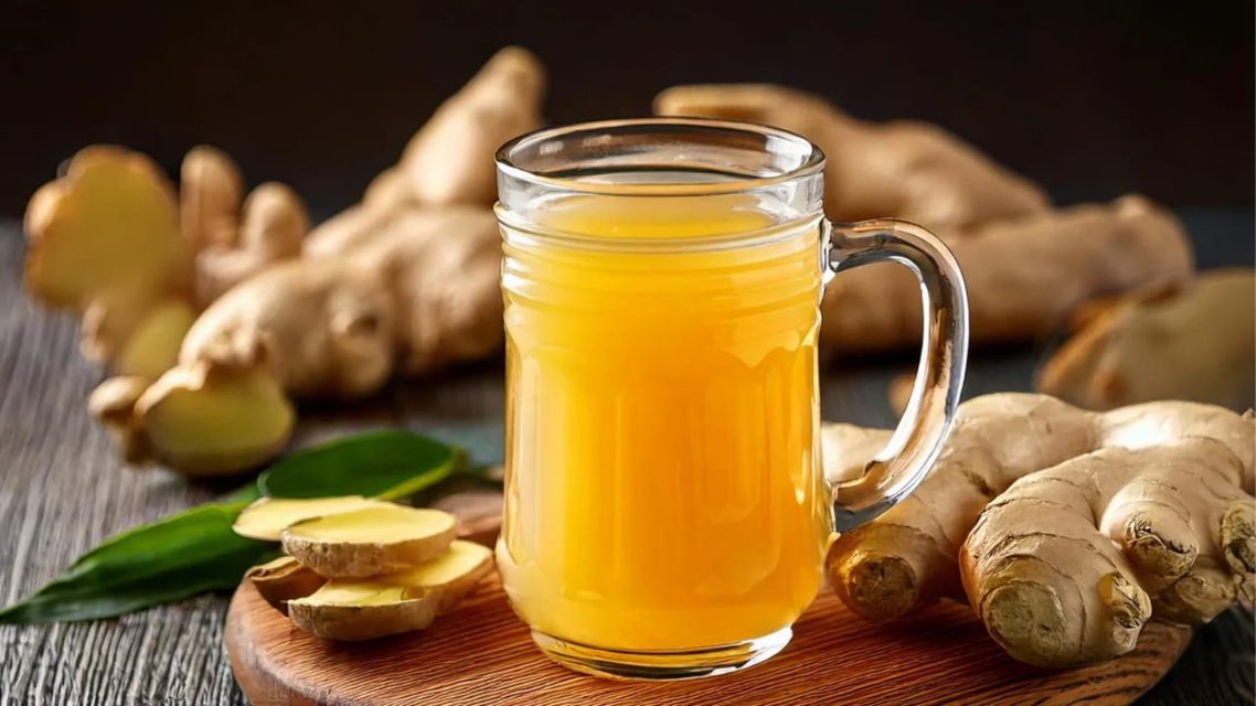 8 Ramuan Minuman Herbal Penurun Berat Badan yang Efektif & Aman untuk Perut Lebih Ramping 18 Air jahe hangat