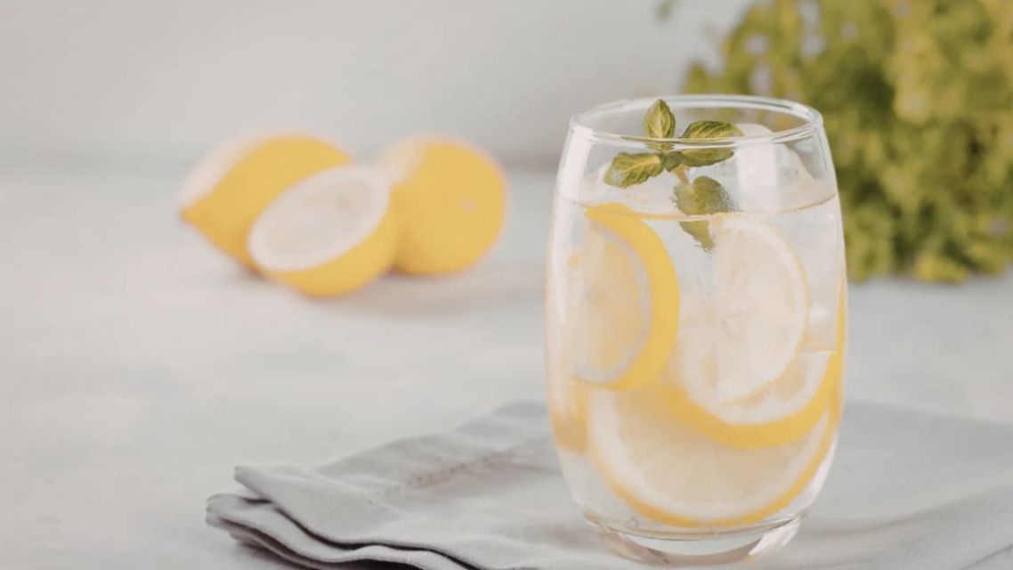 8 Ramuan Minuman Herbal Penurun Berat Badan yang Efektif & Aman untuk Perut Lebih Ramping 19 air lemon