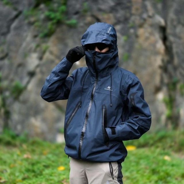 9 Jaket Mendaki Gunung yang Tahan Angin dan Air!