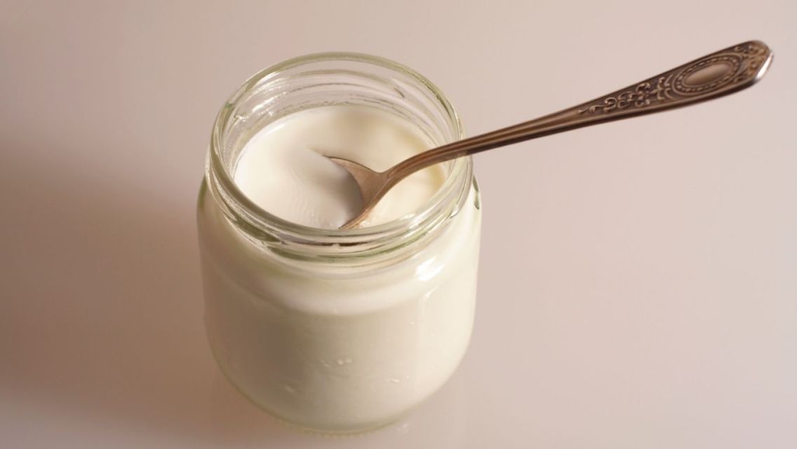 Cara Membuat Yogurt Sendiri, Hanya Butuh 2 Bahan Ini!