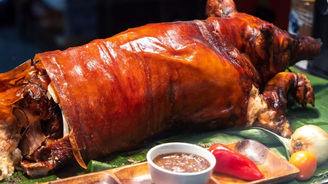 15 Hidangan Khas Natal di Berbagai Negara Paling Ikonik yang Wajib Kamu Tahu 27 11. Filipina – Lechon