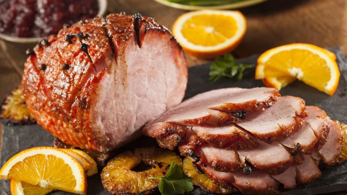 15 Hidangan Khas Natal di Berbagai Negara Paling Ikonik yang Wajib Kamu Tahu 18 Amerika Serikat – Honey Glazed Ham